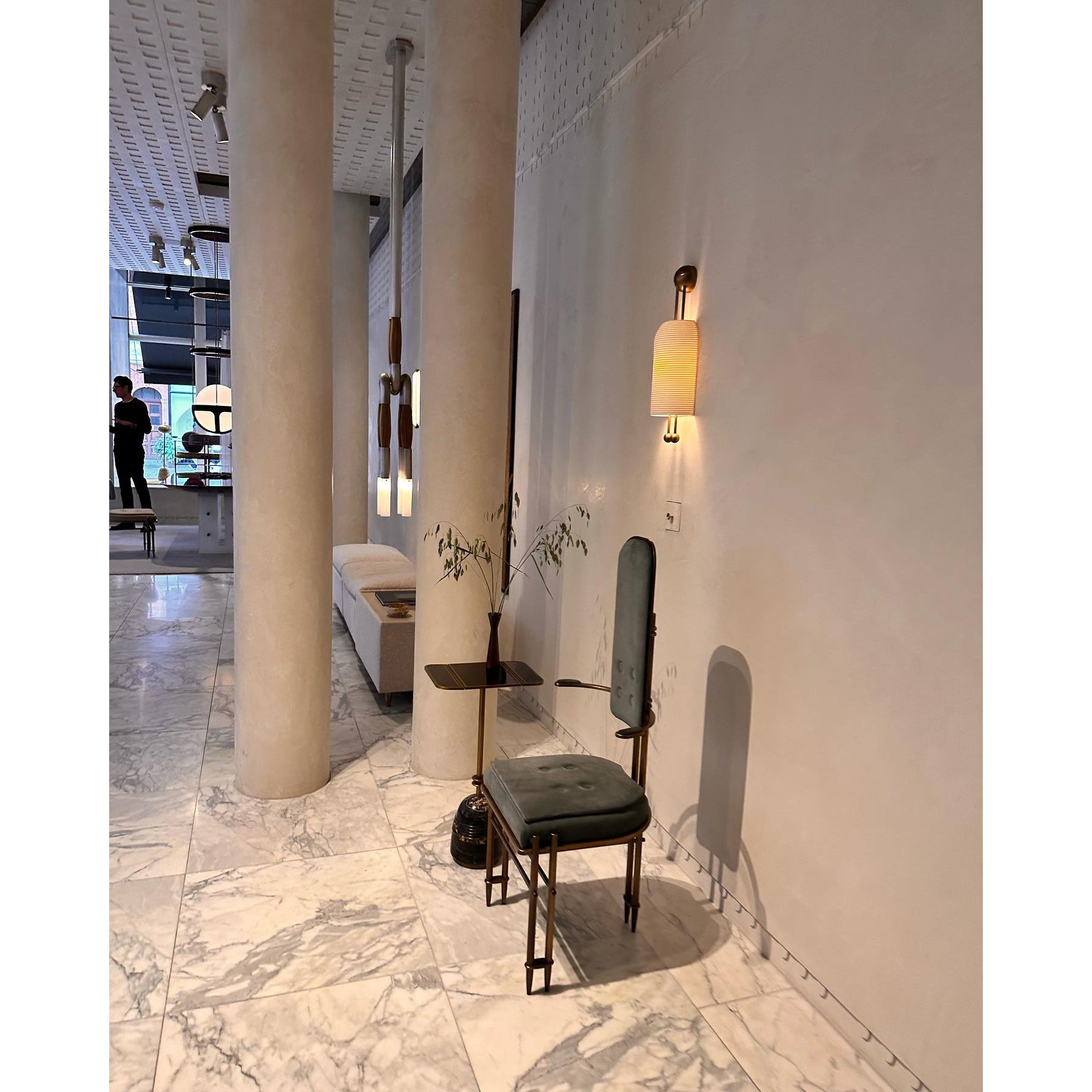 Wewnętrzny korytarz z zamontowanymi na ścianie lampami Lantern Glass Sconce D478