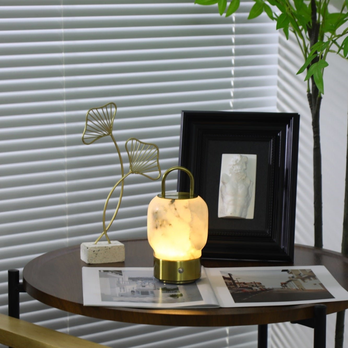 Przenośna lampa D397 w szerszym, lifestylowym otoczeniu