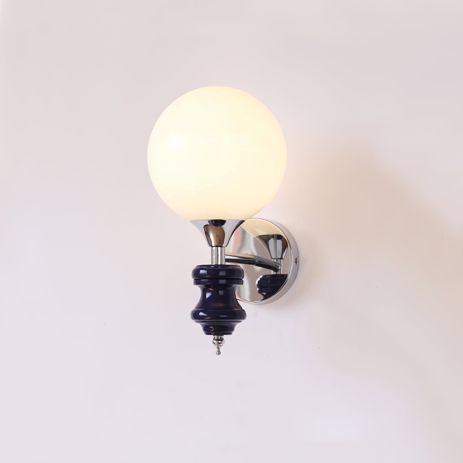 Czyste, bliskie ujęcie produktu i stylu życia Conora Sconce