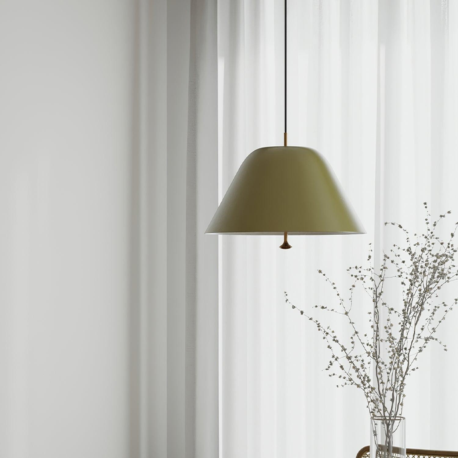 Zielona metalowa lampa wisząca Gruszka M246 przy zasłonach i gałęziach