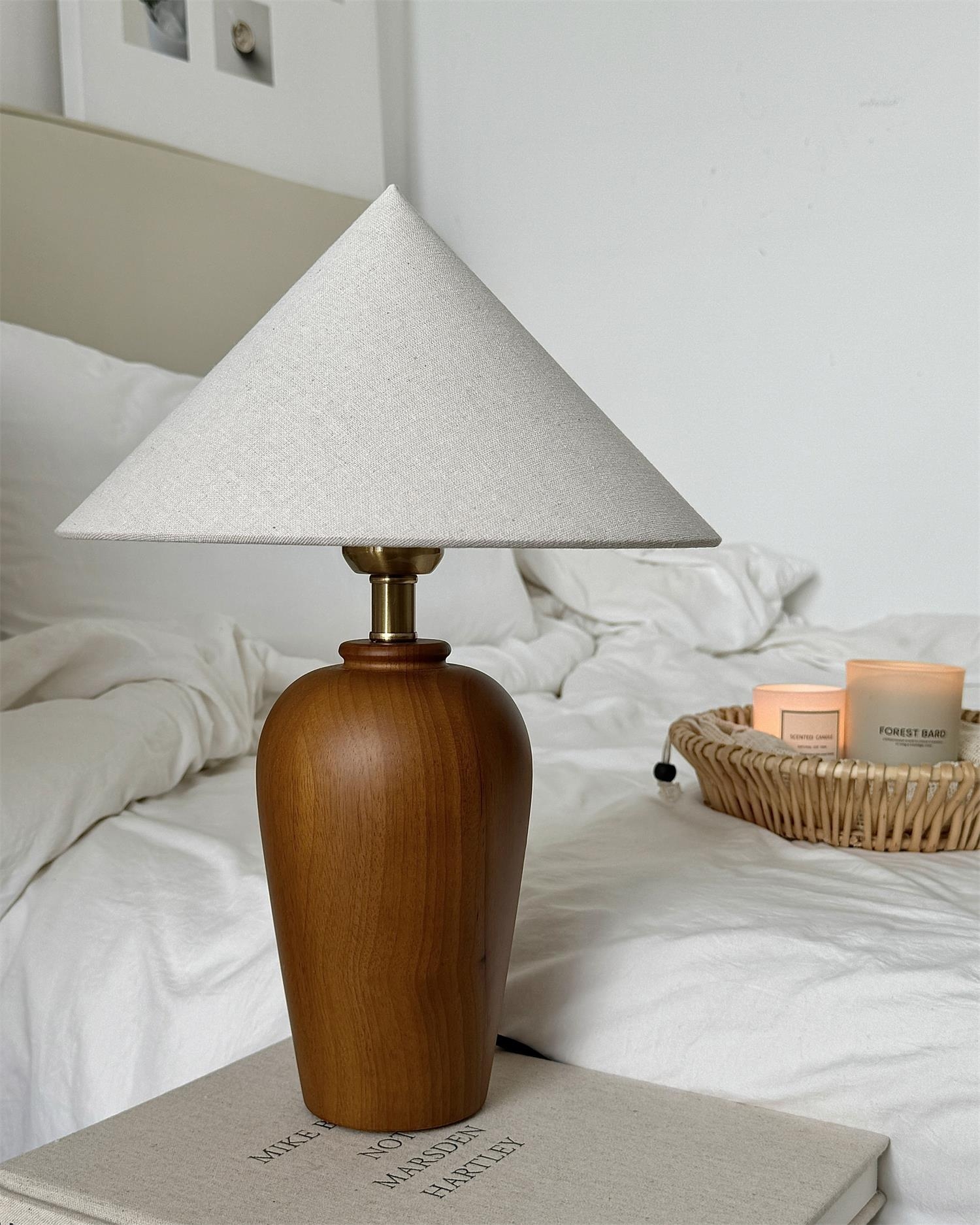 Lampa Brayden na stoliku nocnym z pościelą