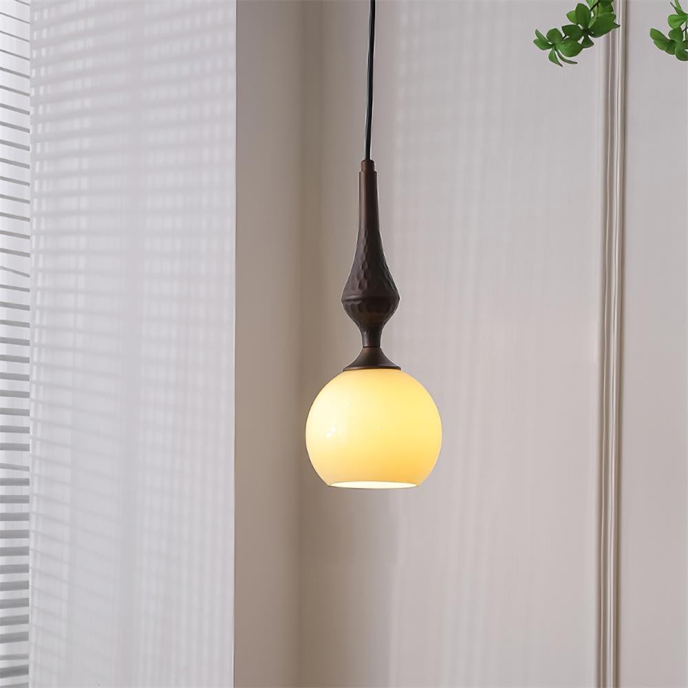 Lampa wisząca Globe świecąca na tle kurtyny