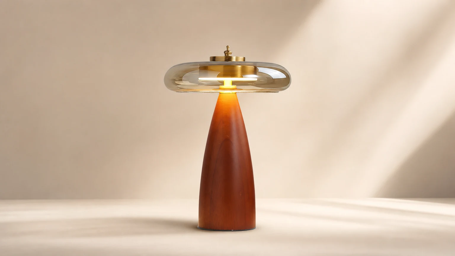 Lampa stołowa Solmira D174 z ciepłym szklanym kloszem w aranżacji wnętrza