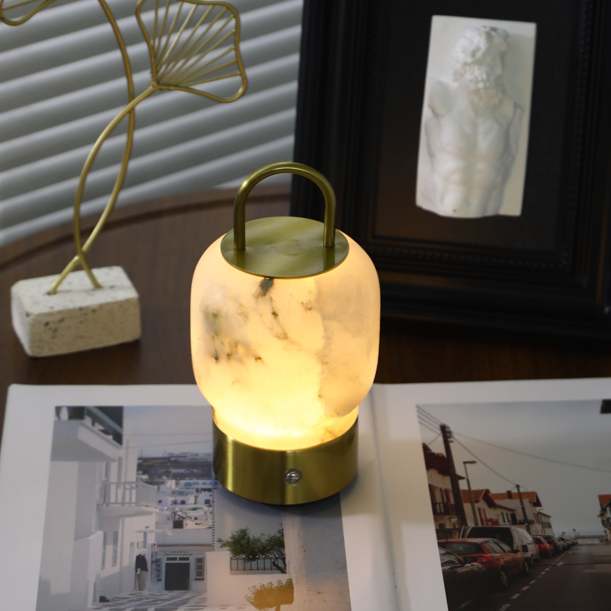 Lampa alabastrowa D397 zapalona na blacie z dekoracją