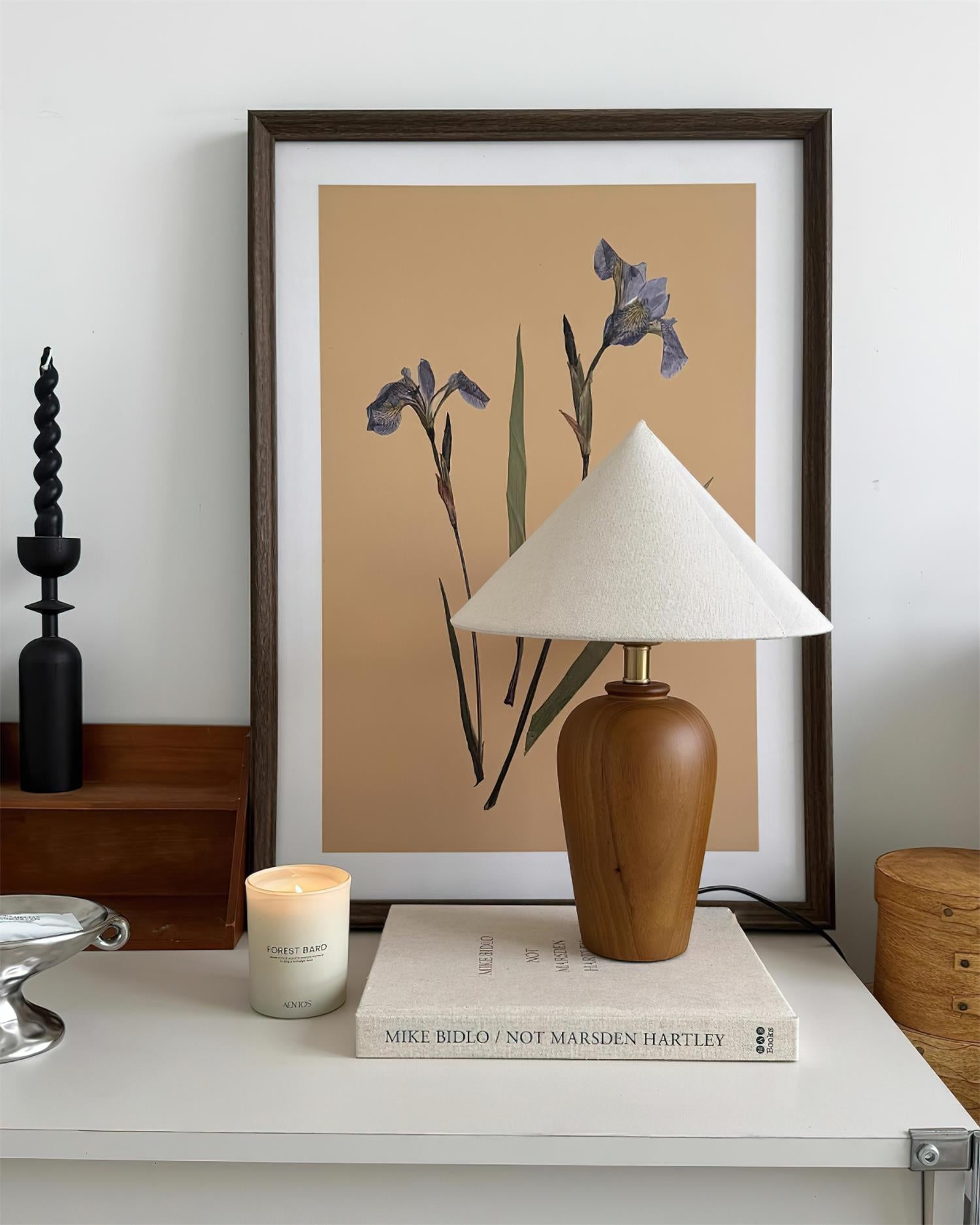 Lampa Brayden na blacie przed oprawioną grafiką