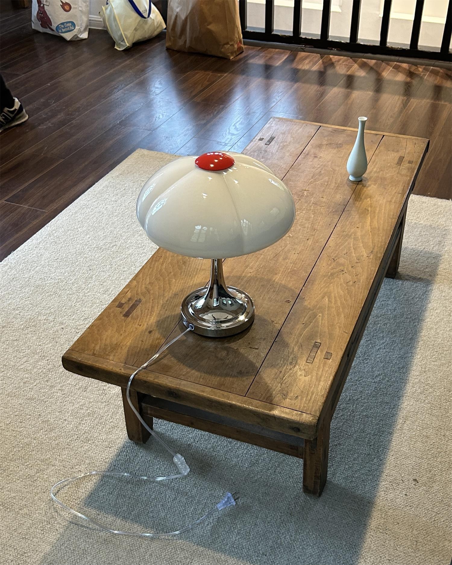 Lampa M321 na drewnianym stoliku kawowym z góry