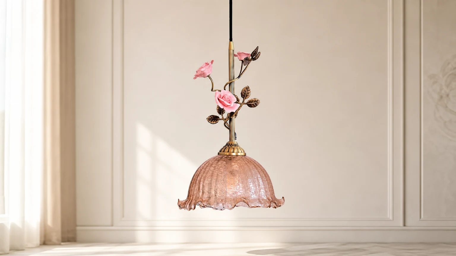 Lampa wisząca Lalique Rose Glass D674 w ciepłym pomieszczeniu