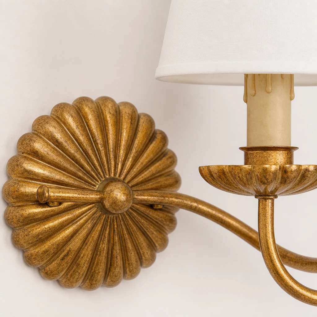 Nahaufnahme der Catina Clove Lampenschirme mit antikgoldener Oberfläche und Stoffdetails