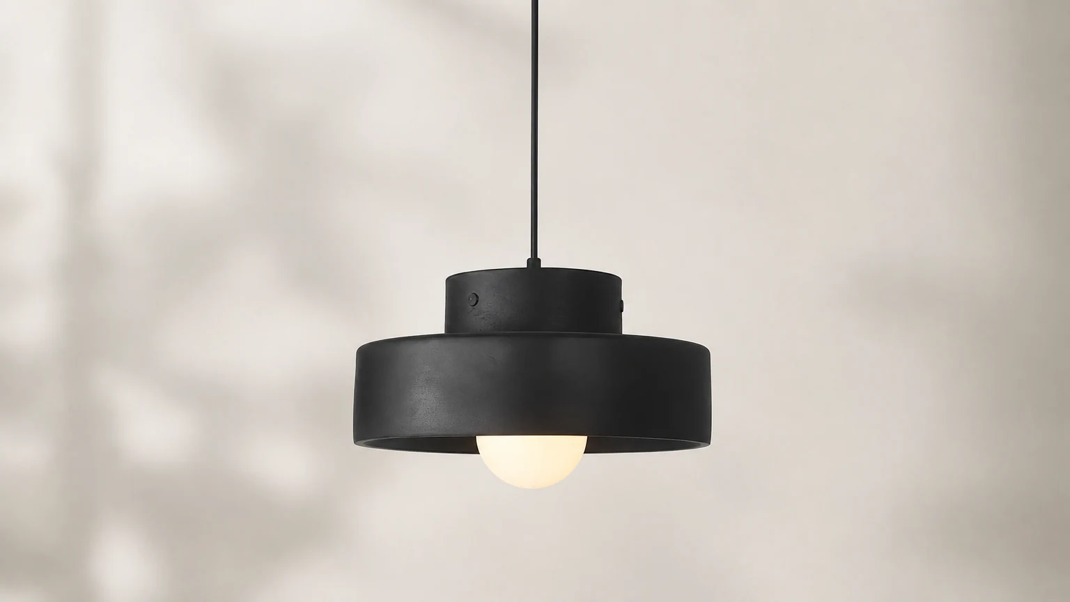 Klasyczna tradycyjna lampa wisząca M402 pokazana w ciepłym wnętrzu