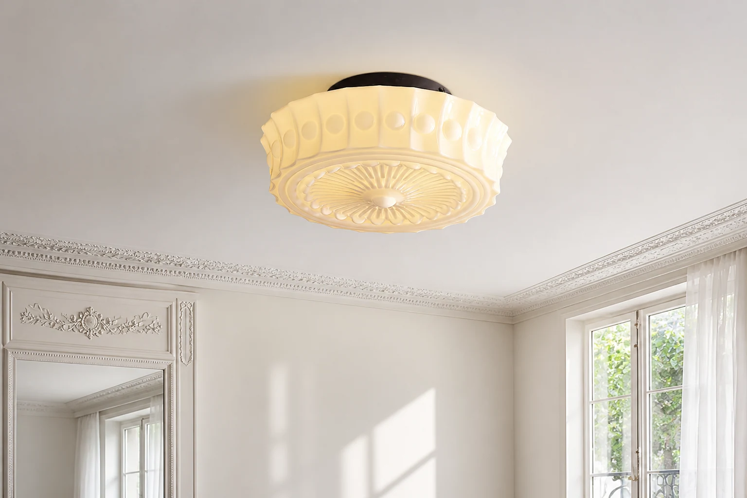 Lampa sufitowa ze szkła Rigidus w kolorze kremowym pokazana w scenie pokoju lifestylowego