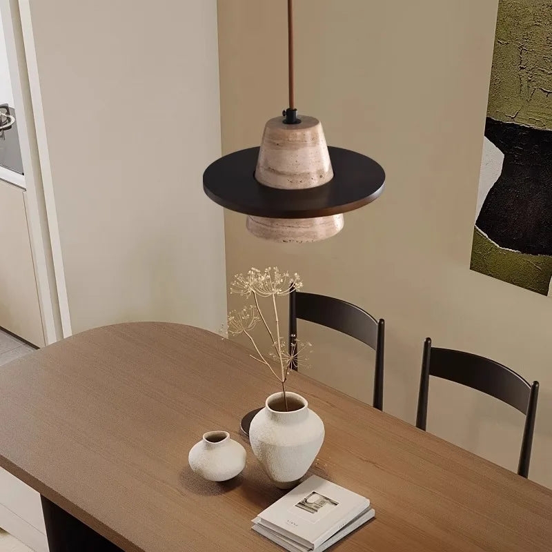 D923-pendel monterad ovanför ett matbord
