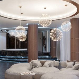 Wiele lamp wiszących Firework Ball we wnętrzu salonu