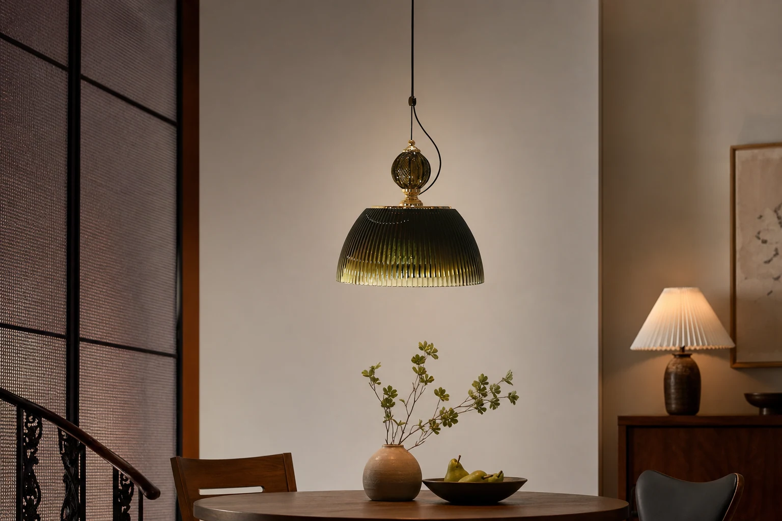 Gradientowa lampa wisząca z zielonego szkła w scenie pokoju lifestylowego