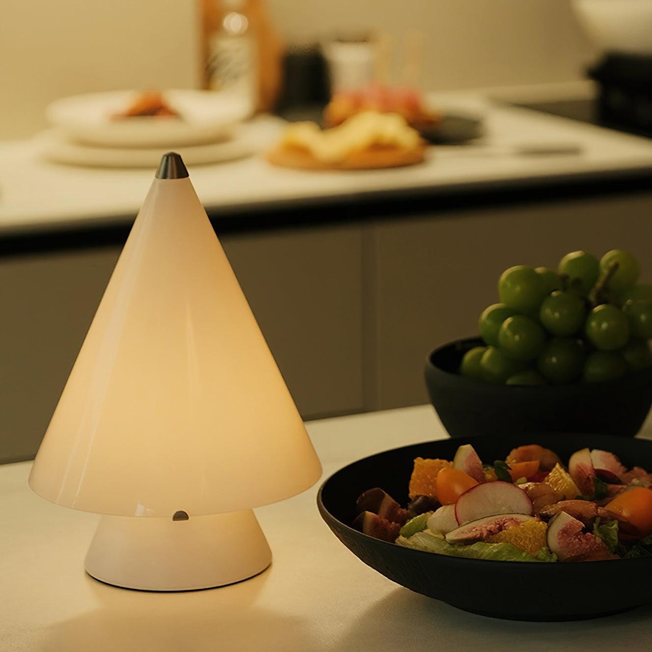 Podświetlana lampa M46 na stole w jadalni z owocami