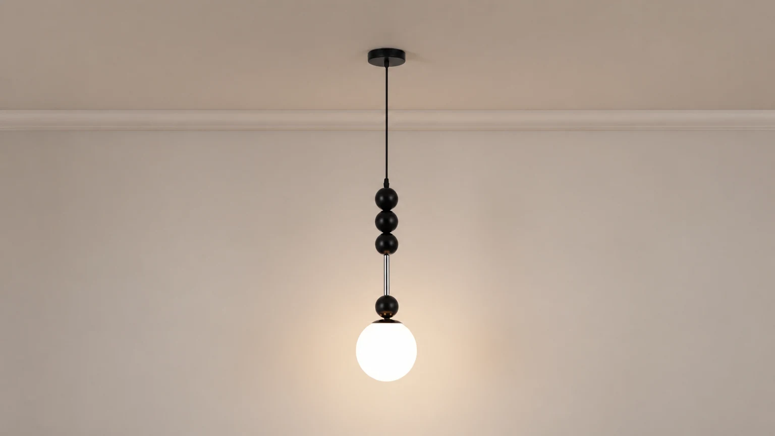 Lampa wisząca Bola D356 zainstalowana w ciepłej scenerii wnętrza