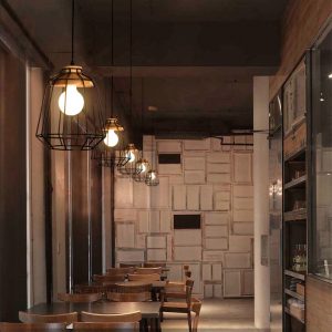 Zink-Käfigpendelleuchten im Café-Interieur