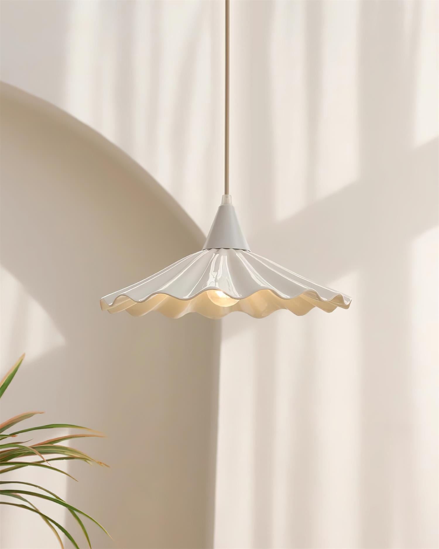 Opplyst Ruffles-pendellampe som viser varmt lys