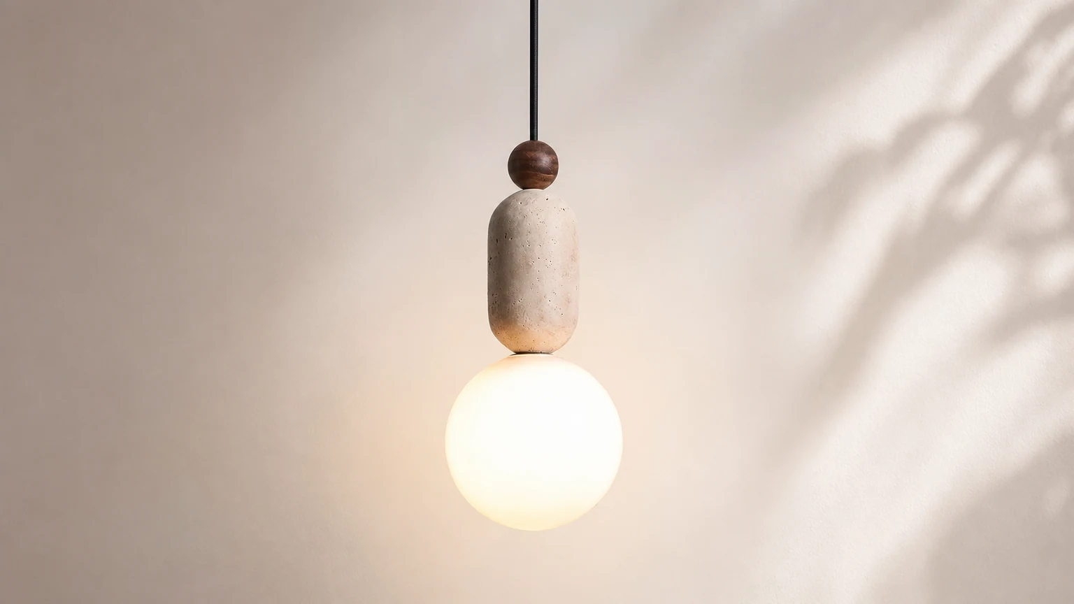 Lampa wisząca Wabi Sabi Travertine Glass Ball G17 zainstalowana w ciepłym wnętrzu