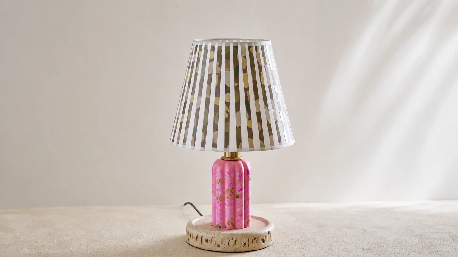 Lampa stołowa Ollie Flowers D22 w stonowanej scenie pomieszczenia