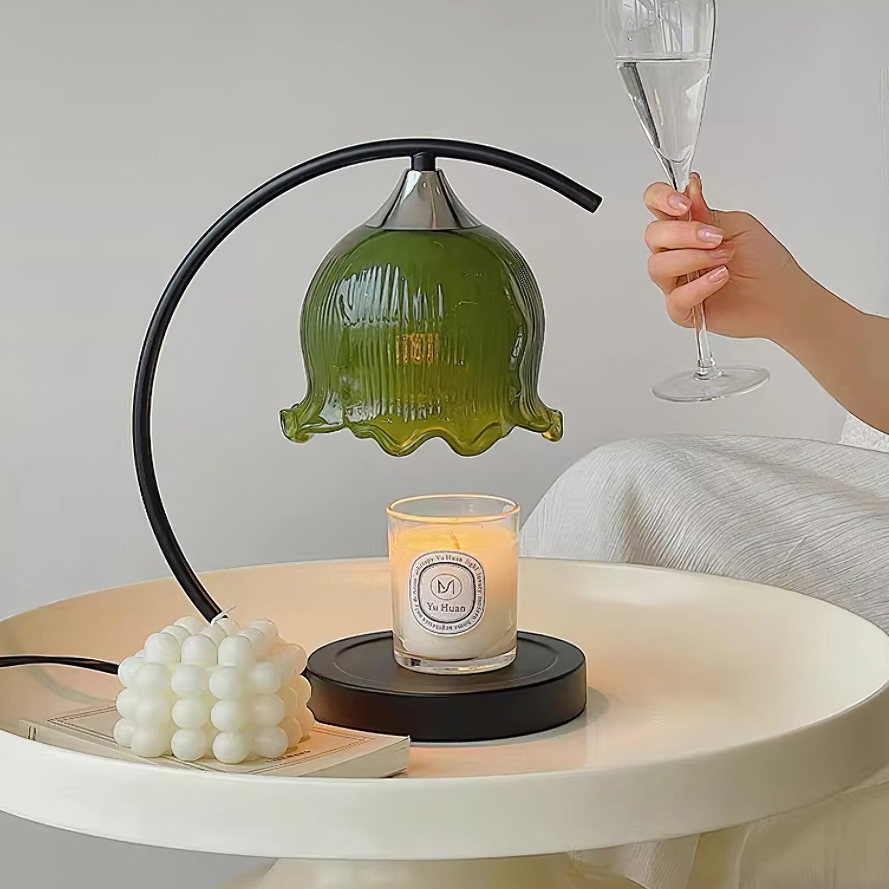Lampa podgrzewająca świecę w zielonym odcieniu na stole