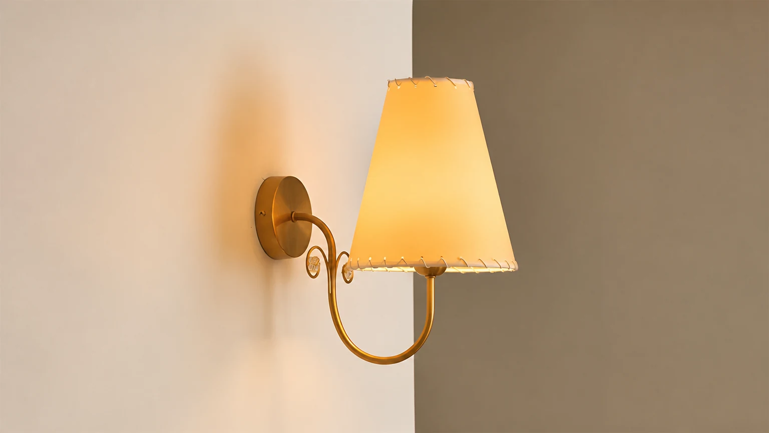 Kinkiet Gentle Bend D333 w ciepłej oprawie wnętrza