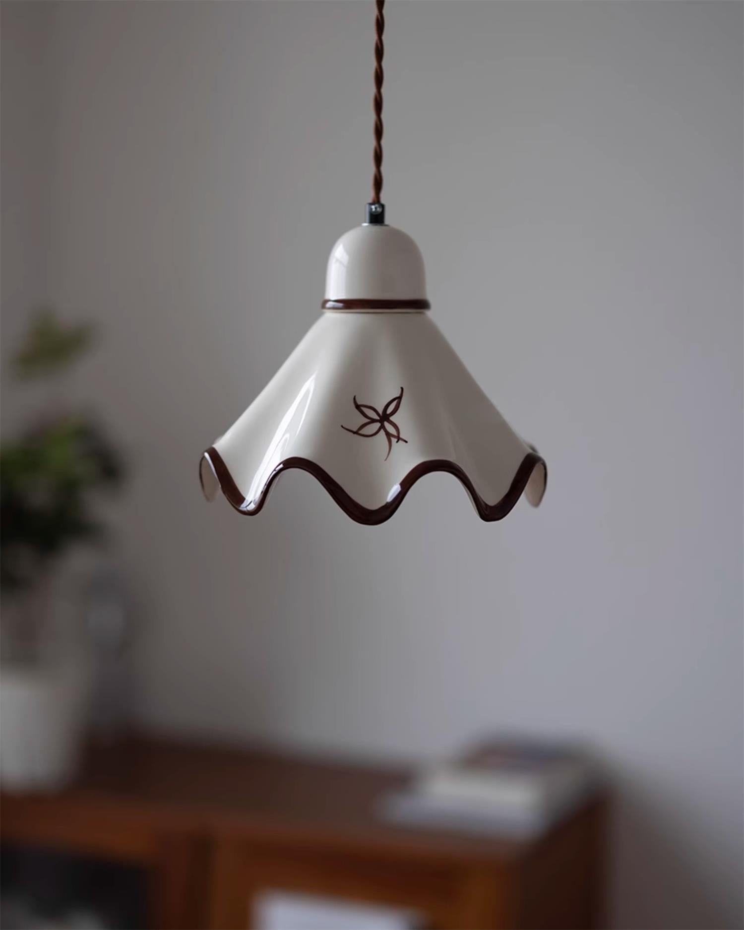 Hengende keramisk lampe i en rolig interiørkontekst