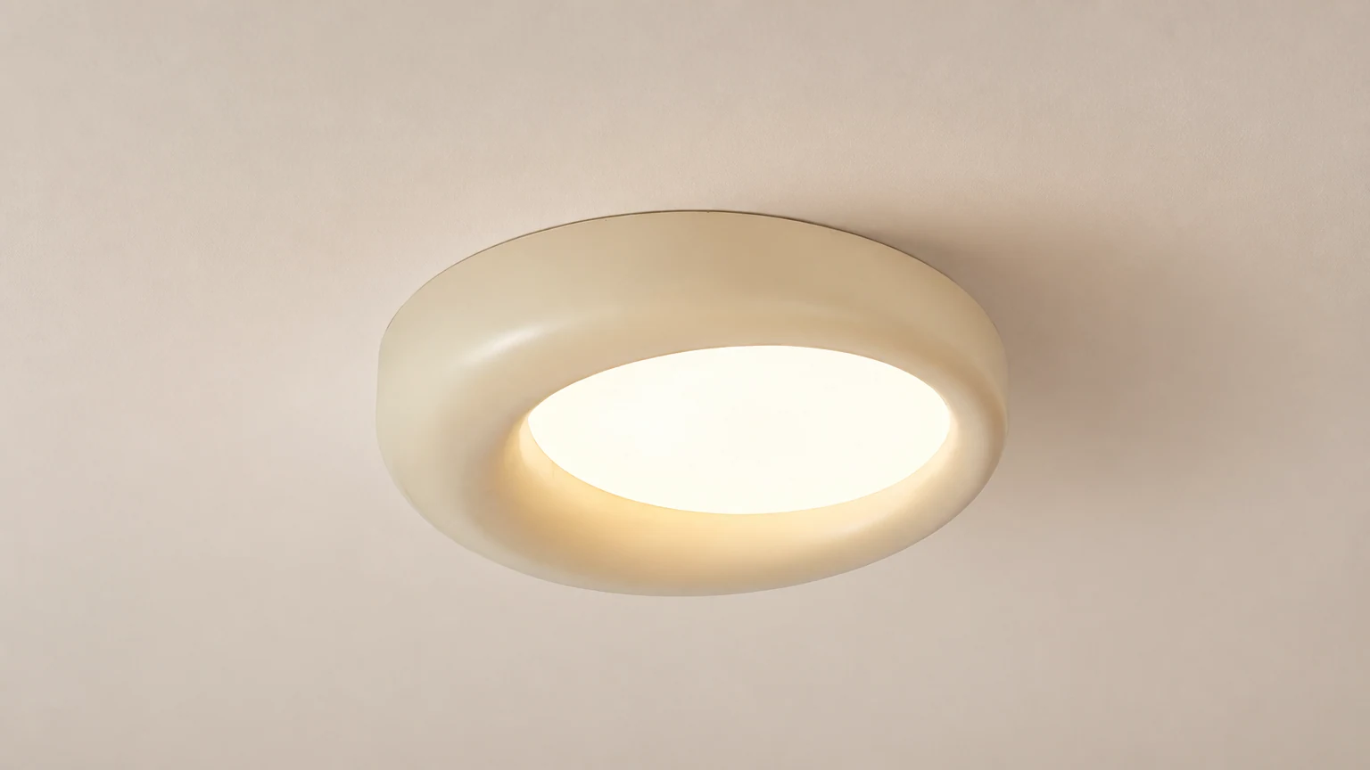 Centralnie przesunięta koncentryczna okrągła akrylowa lampa sufitowa M413 w pomieszczeniu