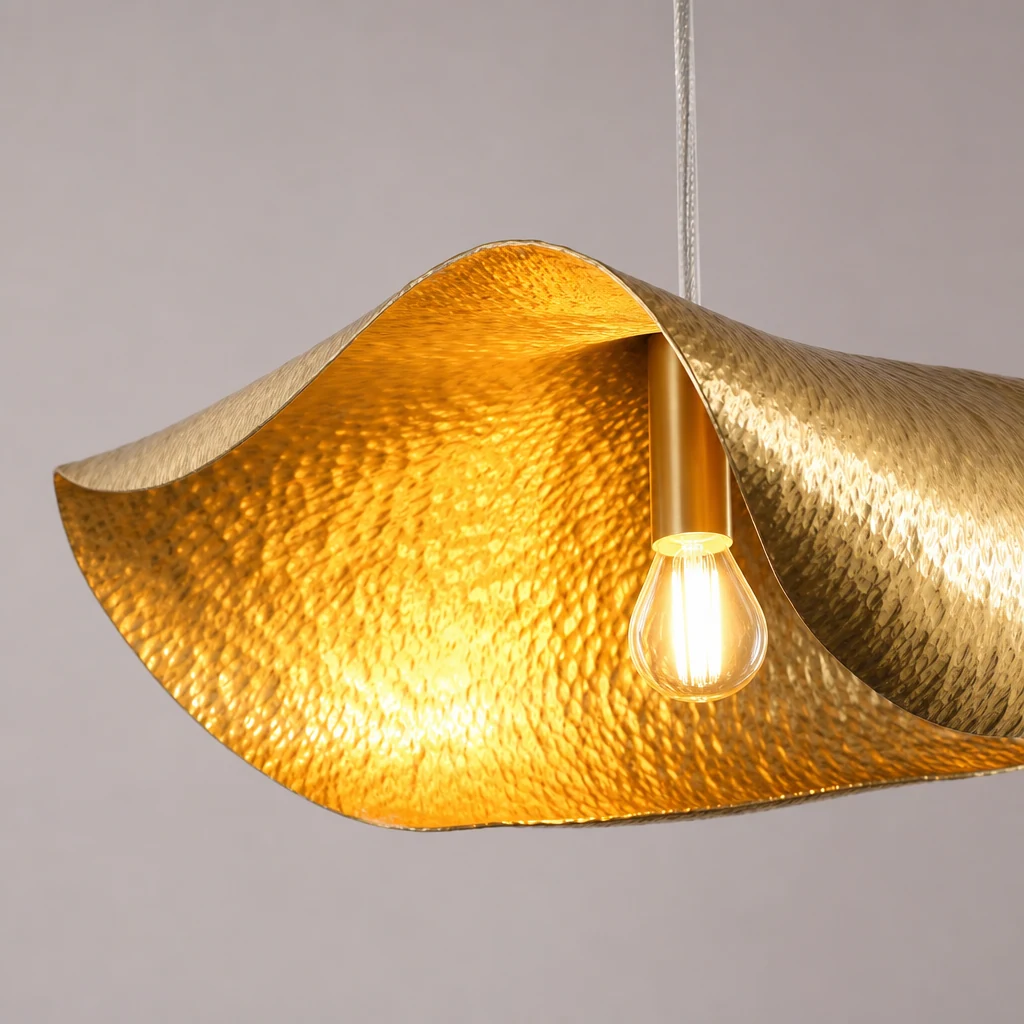 Zbliżenie na kute mosiężne wykończenie lampy wiszącej