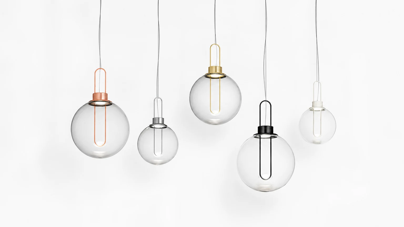 Lampa wisząca M40 w stylu przezroczystej szklanej kuli w scenie wewnętrznej