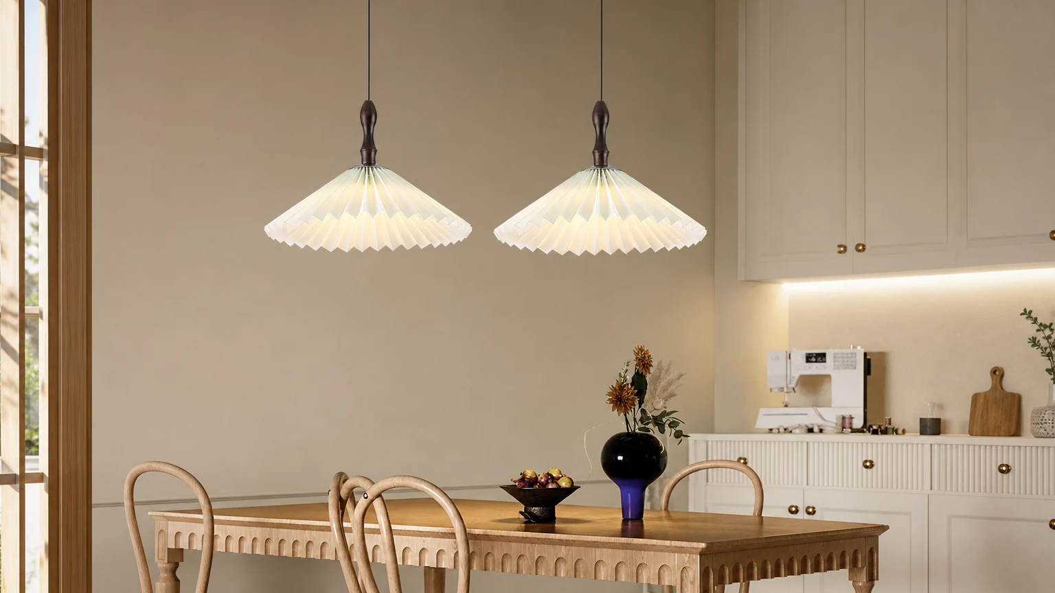 Prosta papierowa lampa wisząca M67 z białymi kwiatami w ciepłej scenerii wnętrza