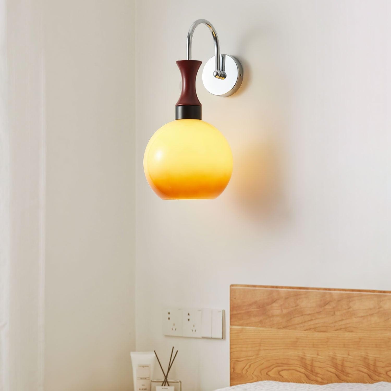 Sferyczny żółty kinkiet M38 w pobliżu łóżka lub wezgłowia