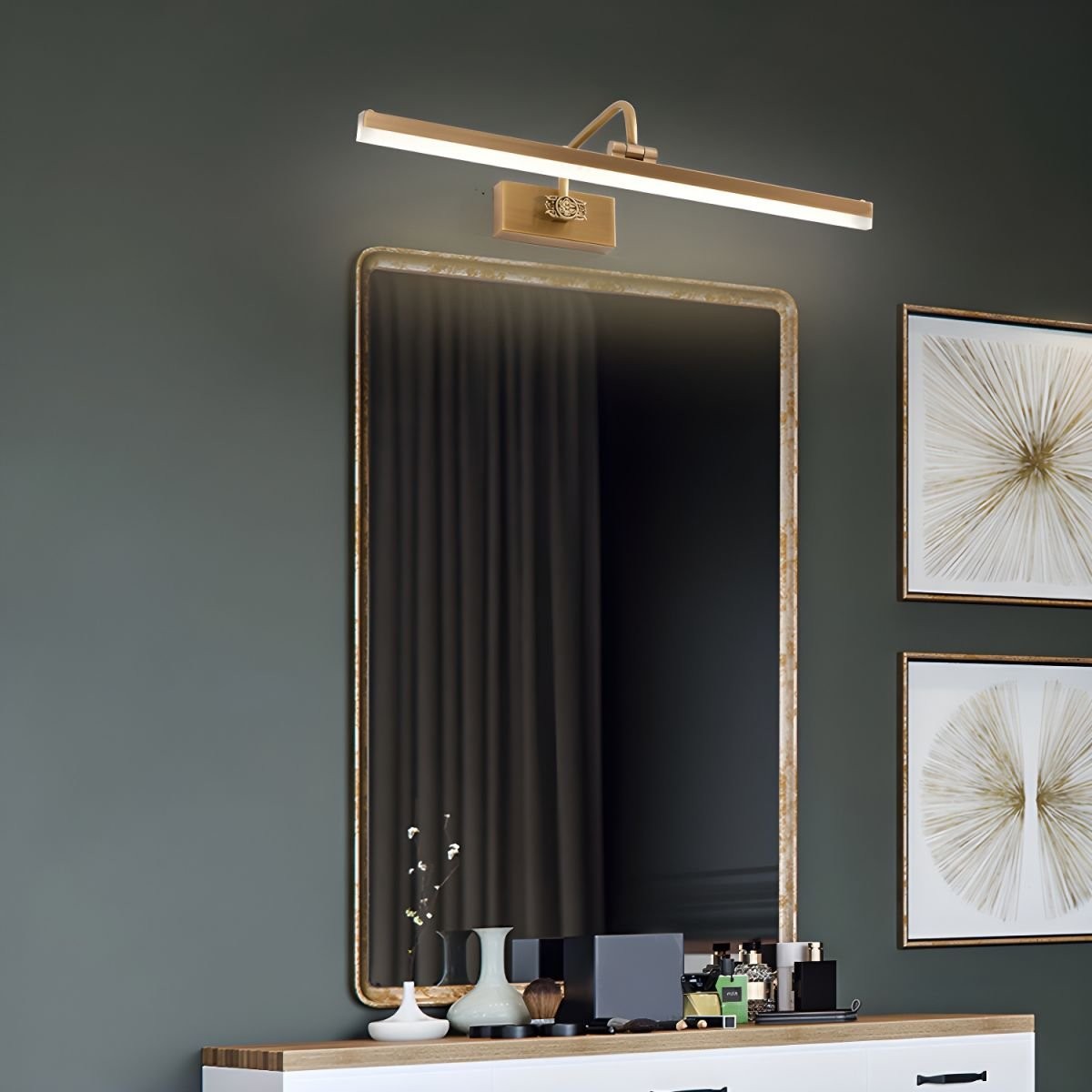 Eine Wandleuchte aus Metallgeweih wurde über dem Badezimmer-Waschtischspiegel angebracht.