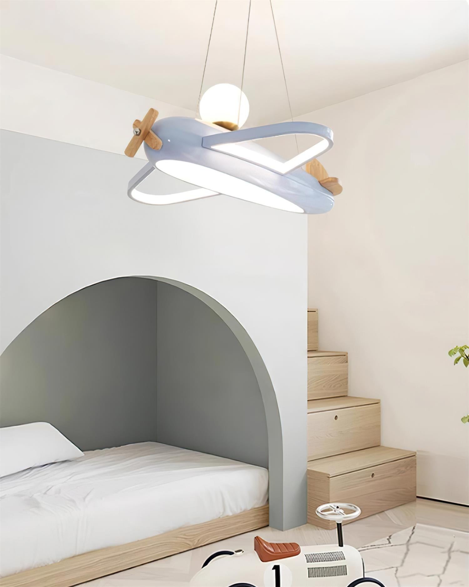 Blå flylampe på barnerom med seng og trapp