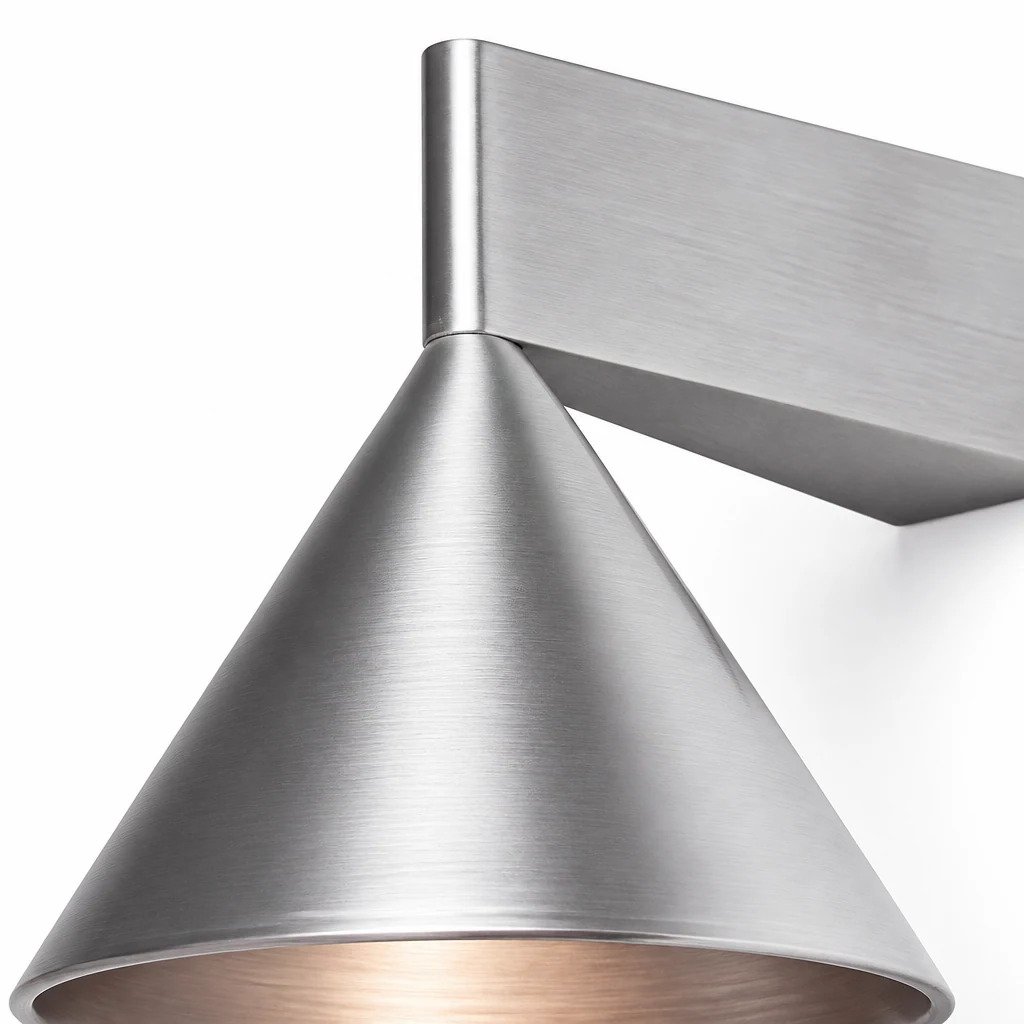 Zbliżenie na aluminiowy kinkiet Apollo D720, wykończenie w kolorze srebrnego aluminium