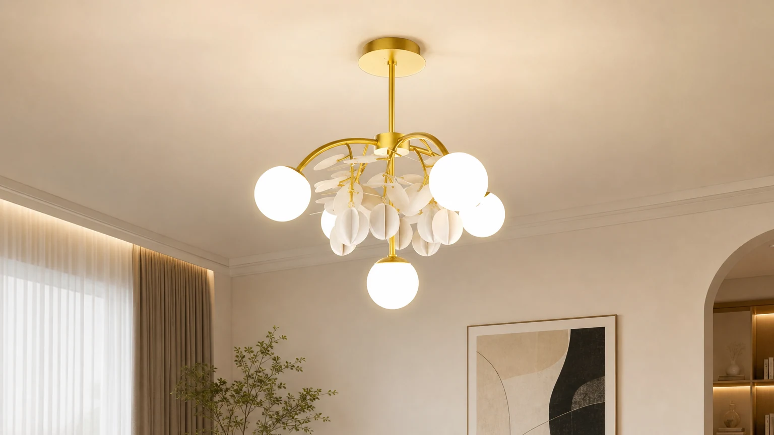 Żyrandol Raindrop zainstalowany w jasnym pomieszczeniu
