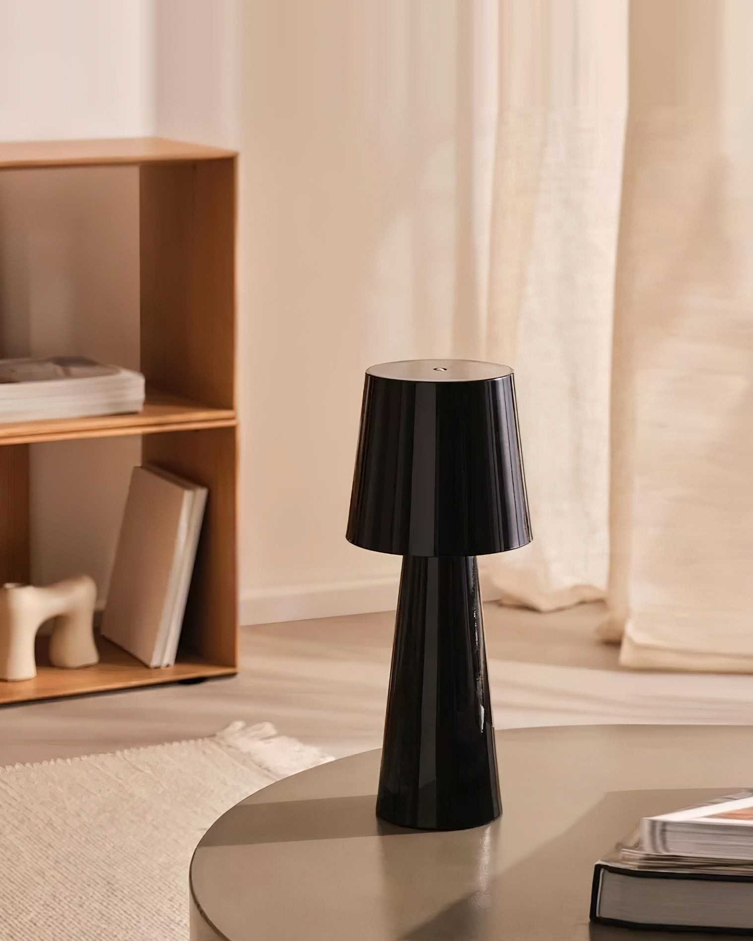 Czarna lampa M311 na stole z zasłonami i meblami
