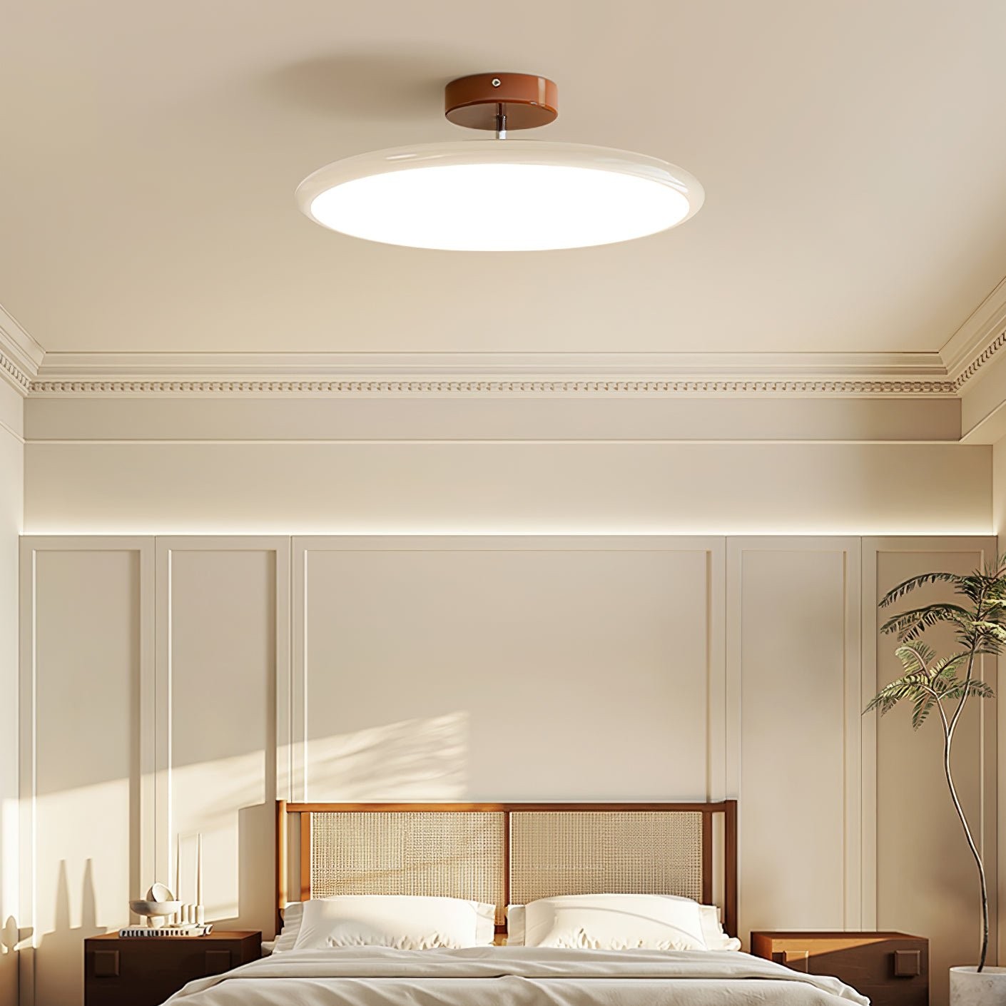 Moderne justerbar skiveformet taklampe M367 i en soveromsscene