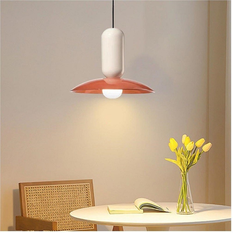 Podświetlana lampa wisząca Frisbee Pau w blokach kolorów nad stołem
