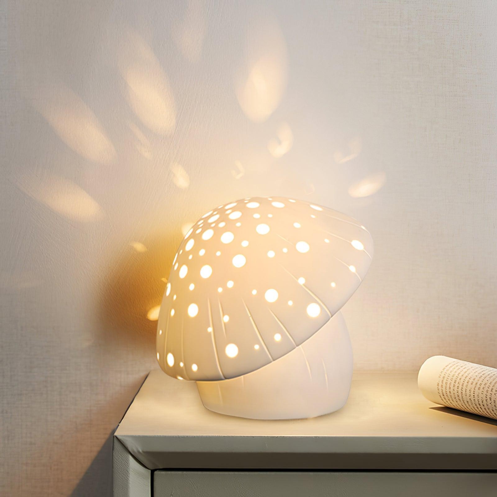 Lampa stołowa Mushroom rzucająca delikatny wzór światła ściennego
