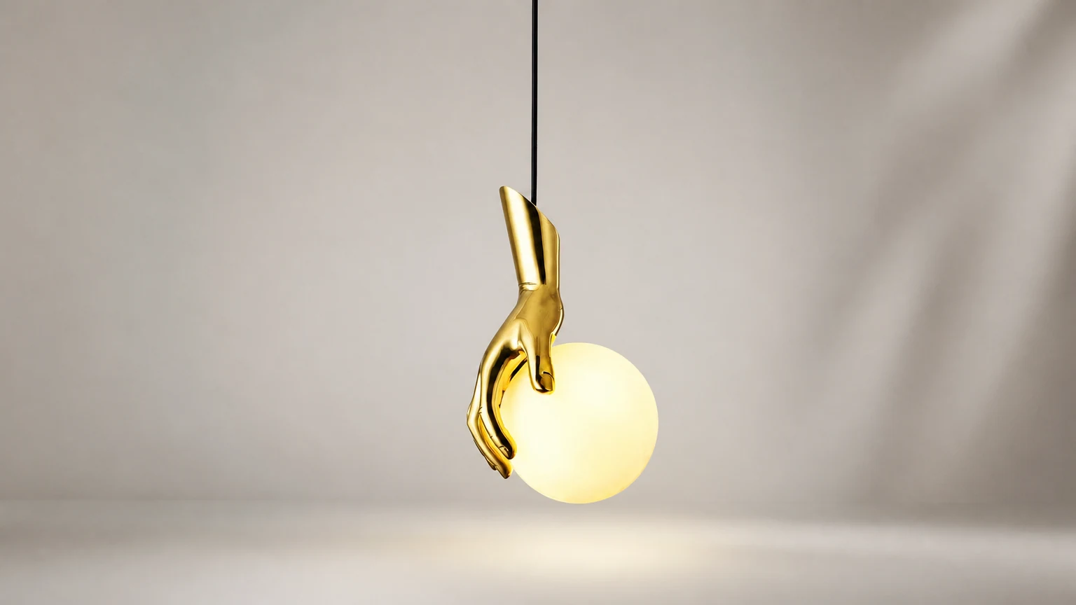 Lampa wisząca typu kula D451 w dłoni trzymająca się w pomieszczeniu