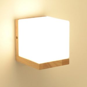 Podświetlany, matowy klosz z detalami drewnianej lampy ściennej