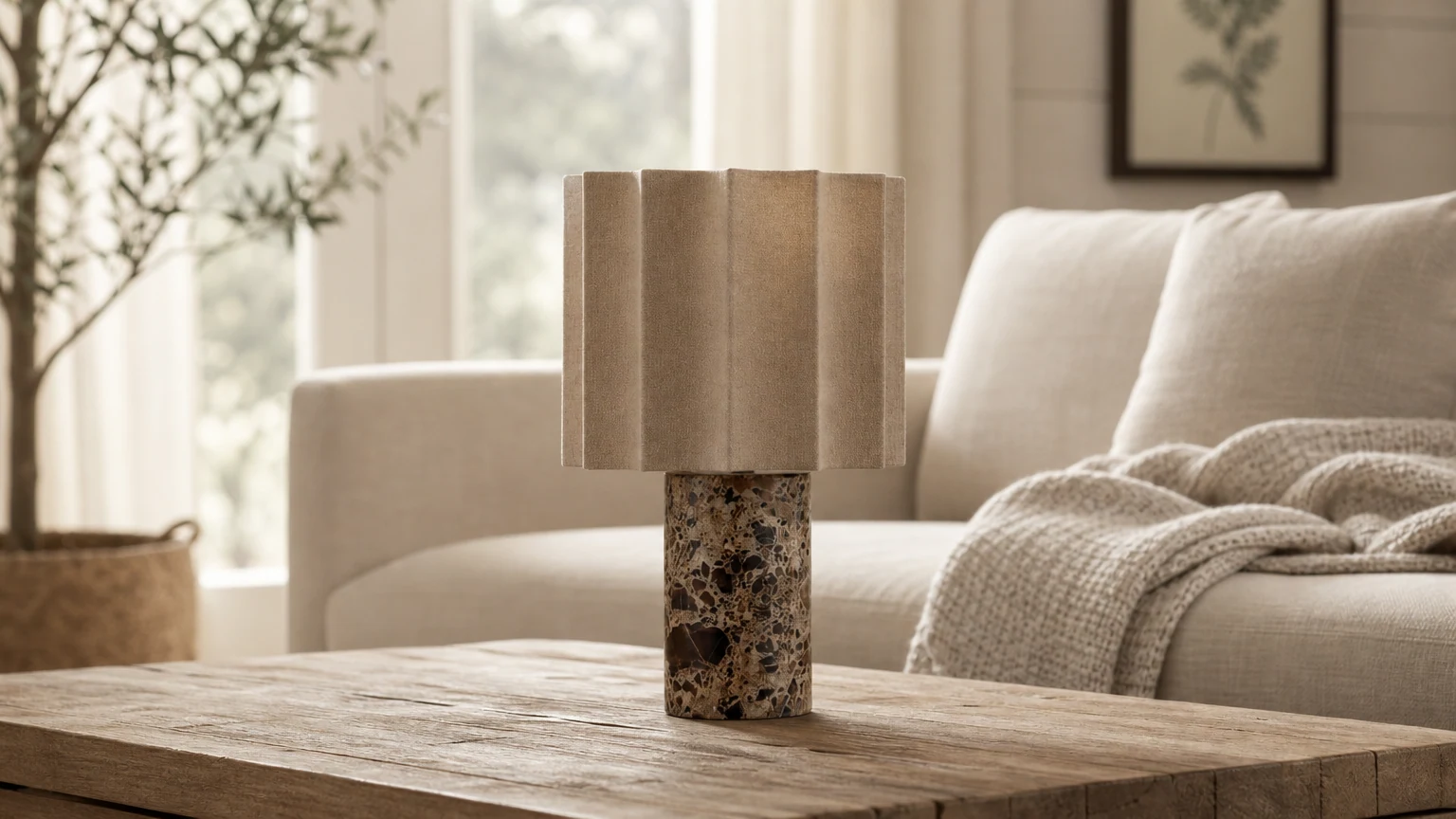 Lampa stołowa Cavilon stylizowana na ciepłą scenę wnętrz