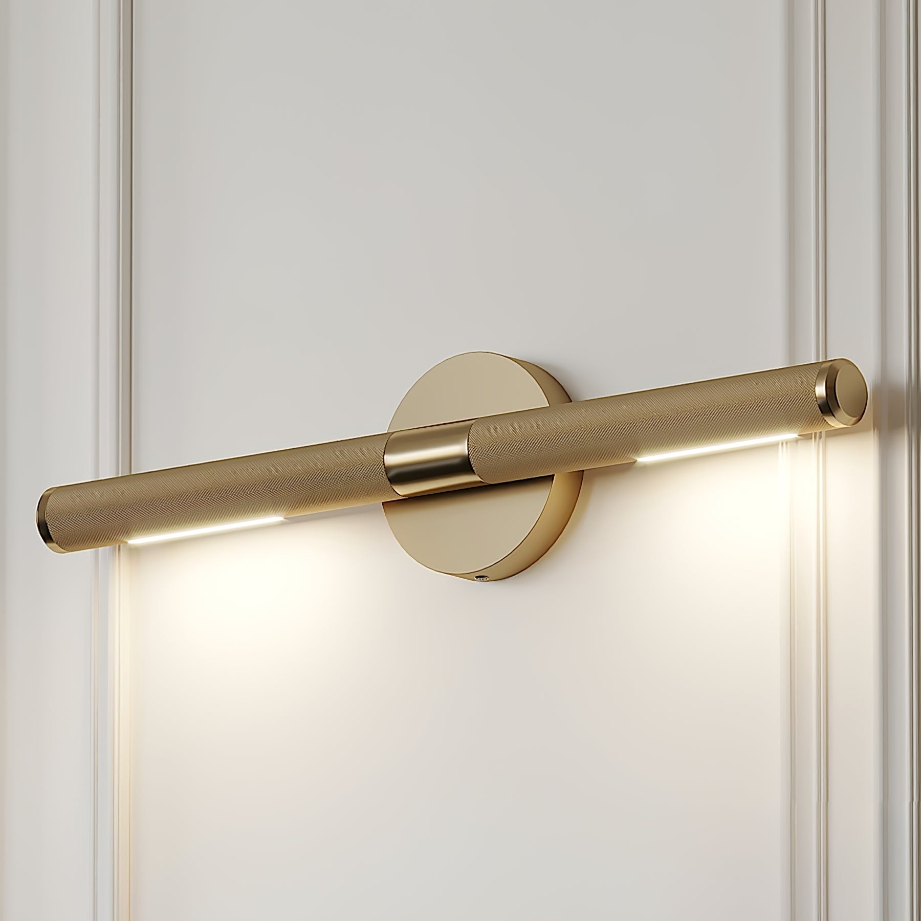 Messingvegglampe med bilde på panelvegg med belysning