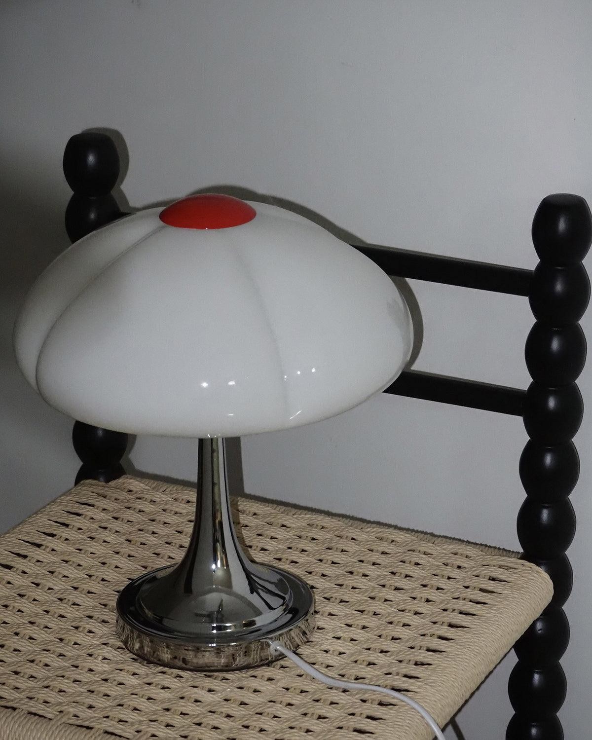 Lampa M321 eksponowana na tkanym krześle lub ławce