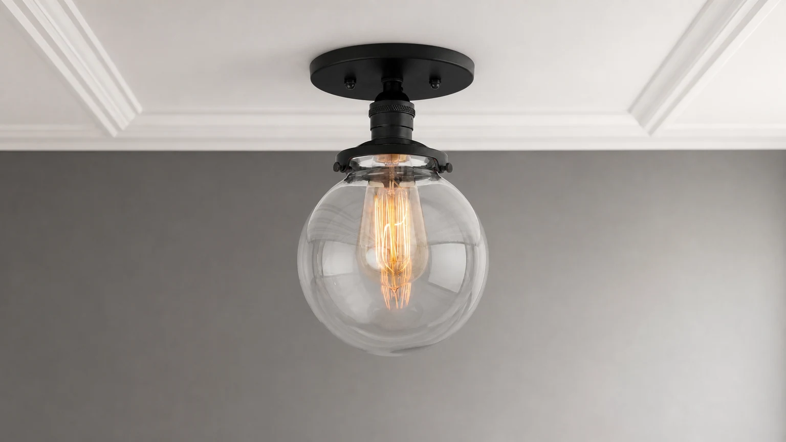 Półwpuszczana lampa sufitowa Glorica ze szklaną kulą zainstalowana w ciepłym wnętrzu