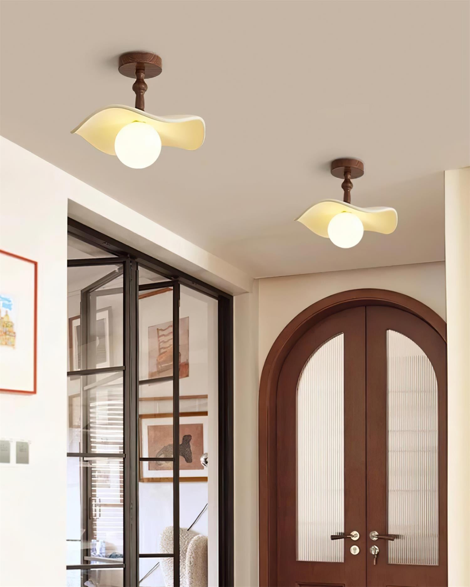 Plafonnier à l'aspect bois nordique installé dans une entrée ou un couloir