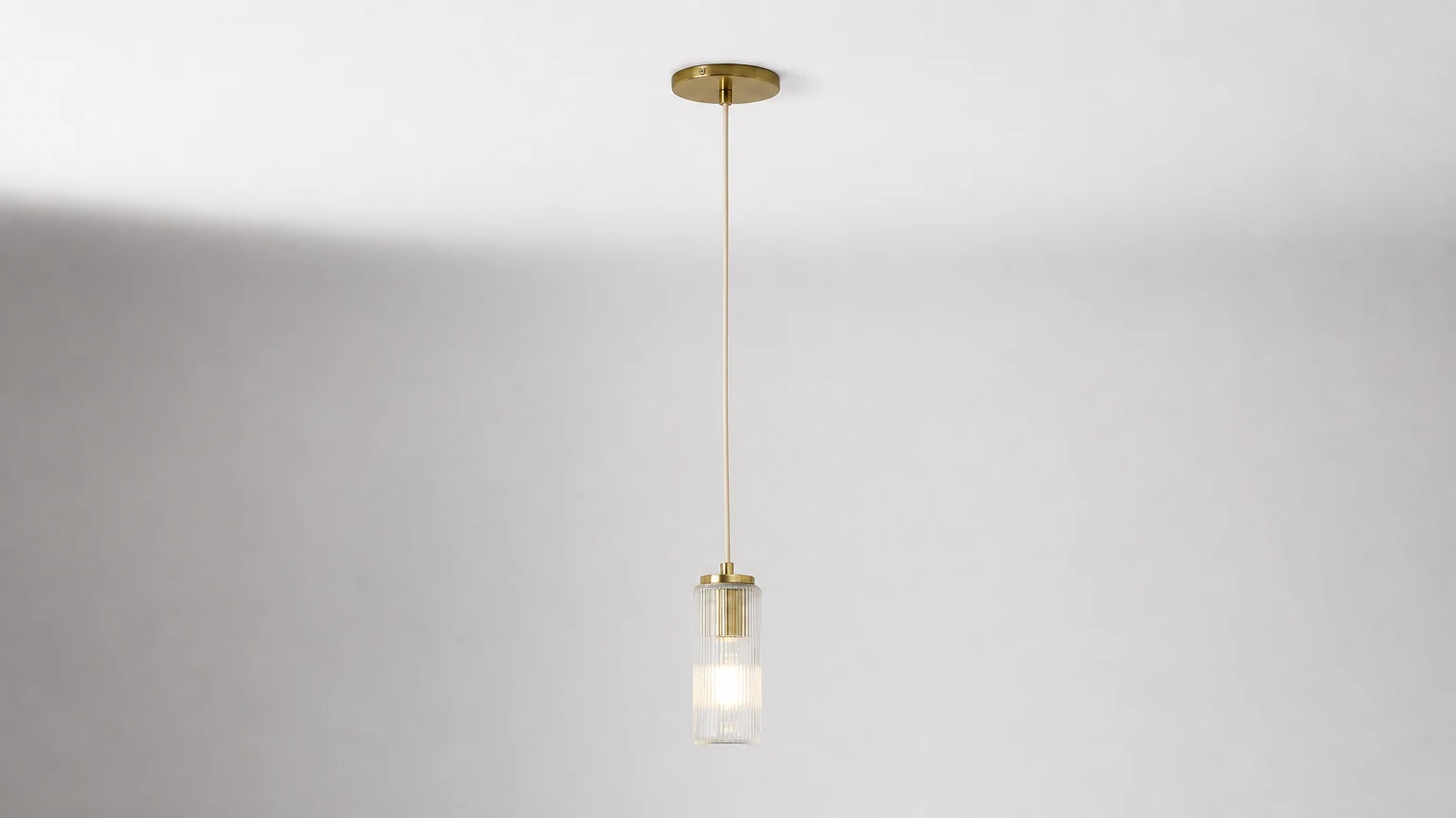 Lampa wisząca Rivora z karbowanego szkła w ciepłym wnętrzu
