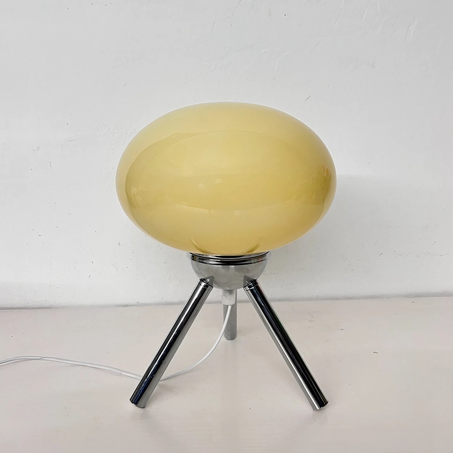 Bauhaus Glass Tripod Table Lamp For Bureau S25