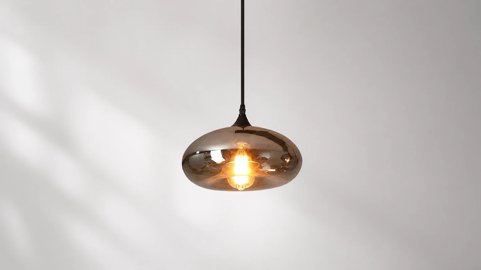 Butelkowa lampa wisząca D363 w ciepłym wnętrzu