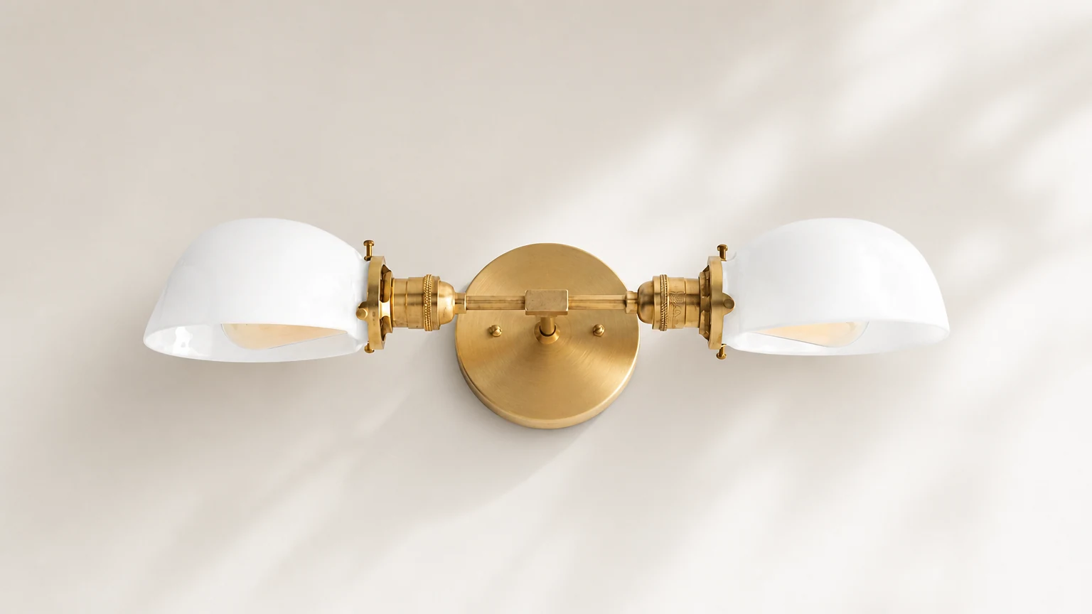 Mosiężna lampa podumywalkowa Ornato Luxe z opalowymi kloszami w łazience